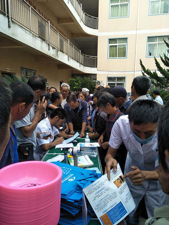 贵阳阳明眼科医院到松烟开展白内障免费筛查活