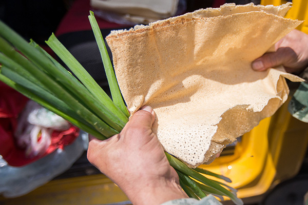 山东农民工带60斤煎饼外出打工 午餐只花一元多 山东农民工带60斤煎饼外出打工 午餐只花一元多