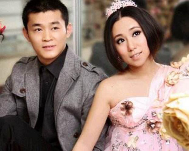 离婚之后丫蛋也开始逐渐换了一种风格，不再是大家眼中熟悉的那个装疯卖傻的丫头片子，相反成熟女人的味道倒是越来越浓了。娱乐圈的夫妻能一起白头偕老的真的是少之又少，不知道是因为圈子里诱惑太多还是成名之后感情生变了呢？