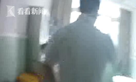 玩大了!5岁女孩把502胶水滴进自己左眼 玩大了!5岁女孩把502胶水滴进自己左眼