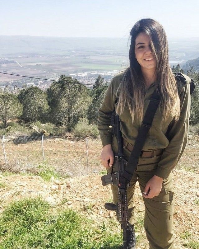 身材是超级的火爆,卸下军装后的以色列女兵形象惹人注目
