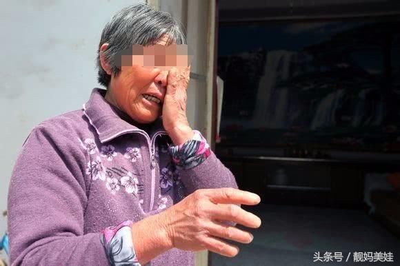 一岁多男宝半夜哭闹不止,奶奶掀开被子检查以