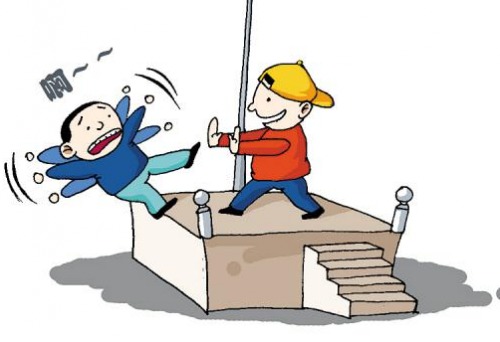 两名一年级小学生课间玩耍摔伤 谁来担责?