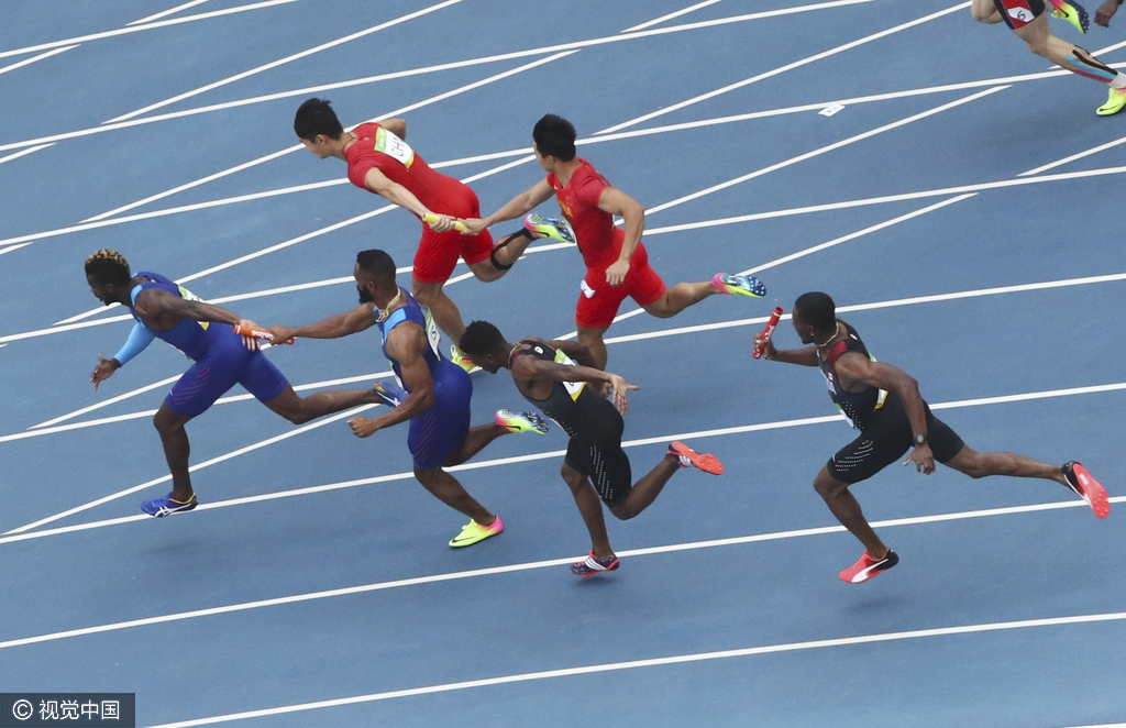 组图-男子4×100米接力中国晋级 苏炳添露笑容