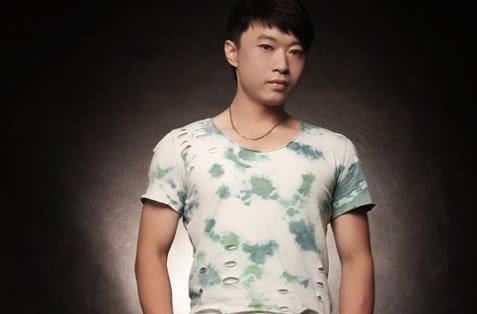 他当年比刀郎还火,一首歌彩铃高达上亿,如今歌