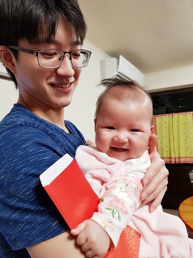 江宏杰晒女儿萌照,小公主眼睛圆丢丢超可爱,像