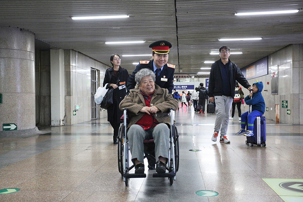 展最美笑容 传雷锋精神——专访北京西站“036”候车室值班员王琳娜 展最美笑容 传雷锋精神——专访北京西站“036”候车室值班员王琳娜