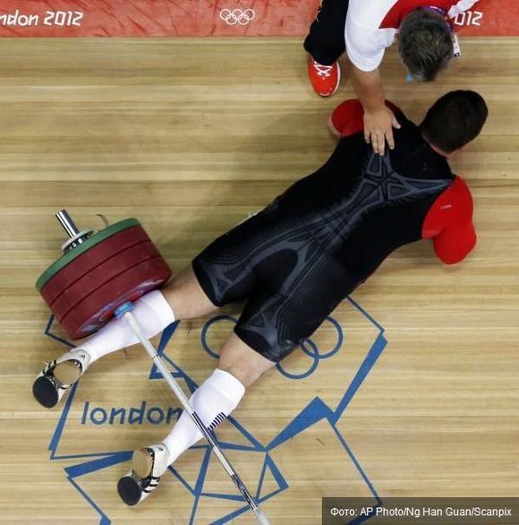 马蒂亚斯-施泰纳被砸后反身倒地。