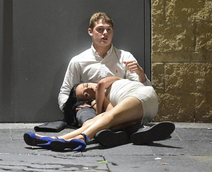 英国醉酒后的大街,美女叉着腿躺在马路上,在大