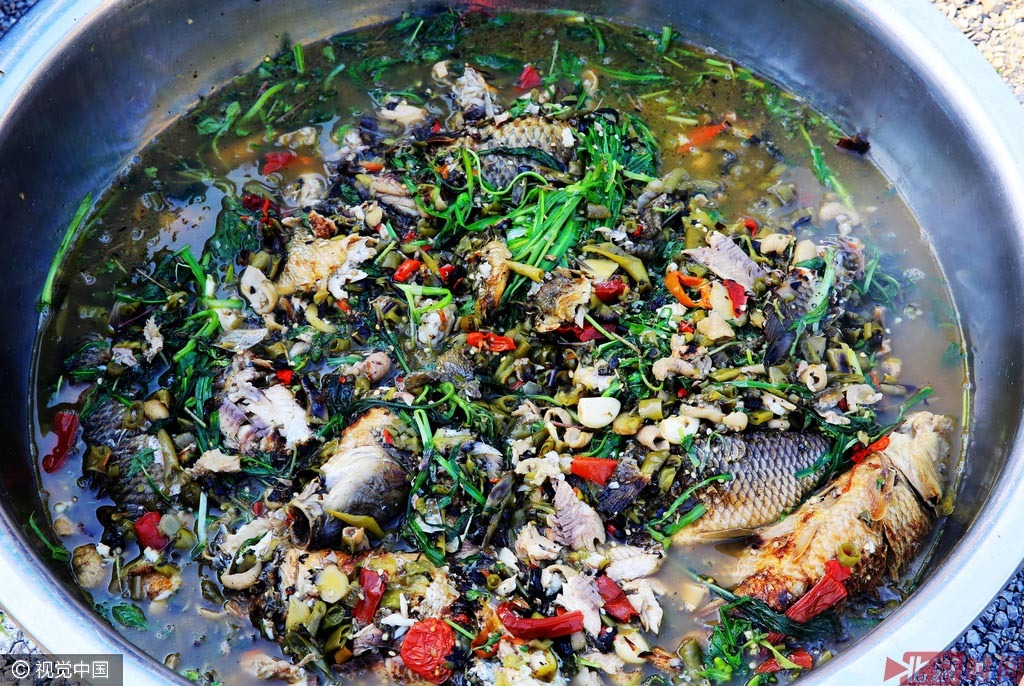 贵州侗寨烧鱼节 美味吸引上万人