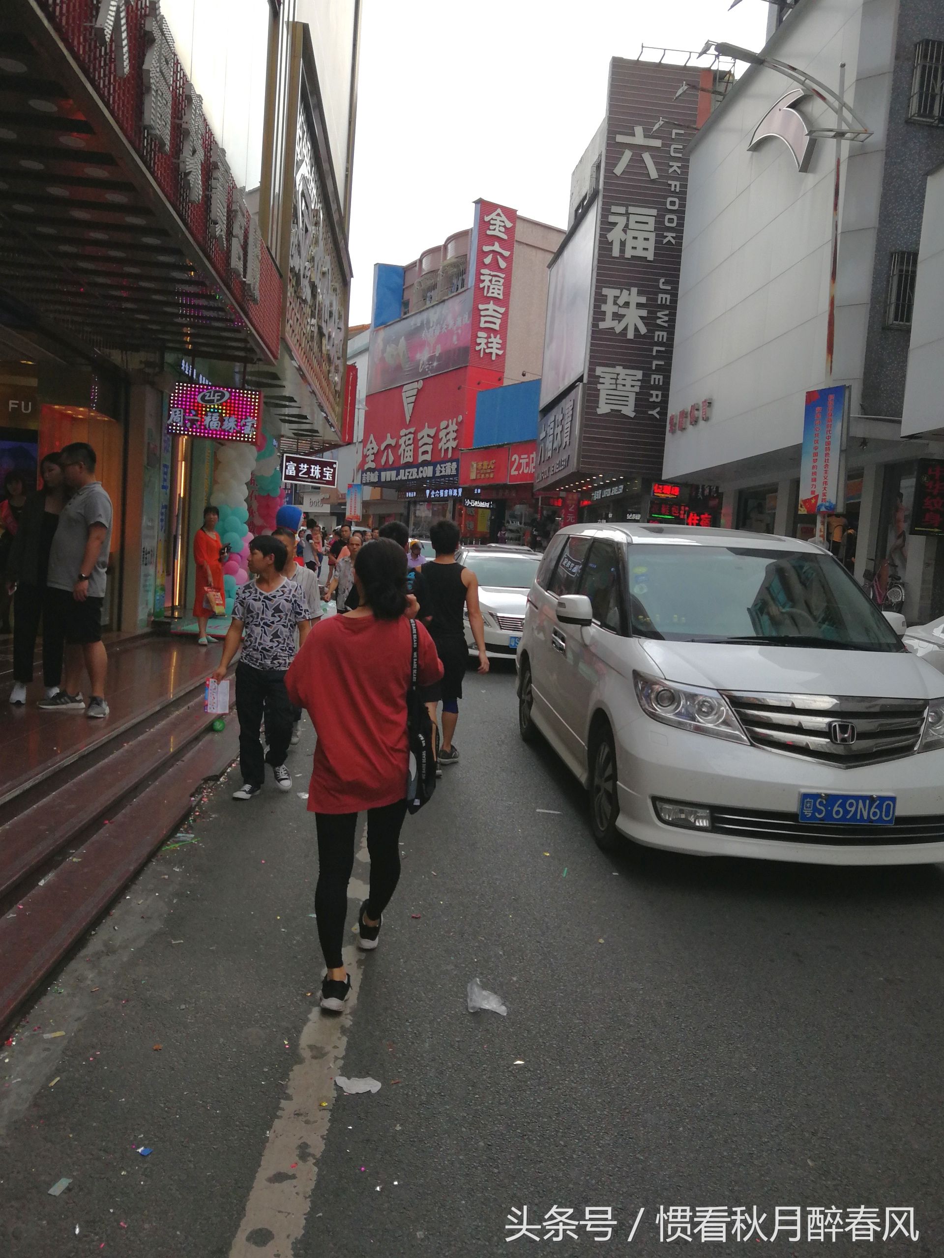 这里就是东莞塘厦镇最繁华的地方,逛街的好去