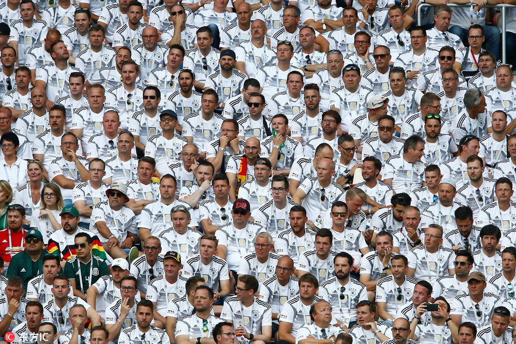 德国球迷方阵，表情也出奇的一致