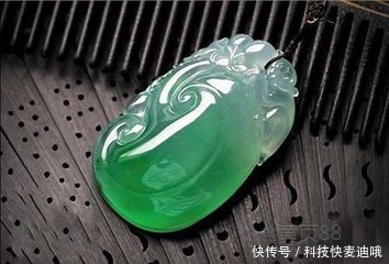 女神冬天穿什么,毛衣搭配翡翠项链超有范儿!冬