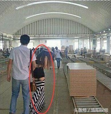 小伙子不长心眼吧，一看就知道是故意的，你这让美女的脸往哪放