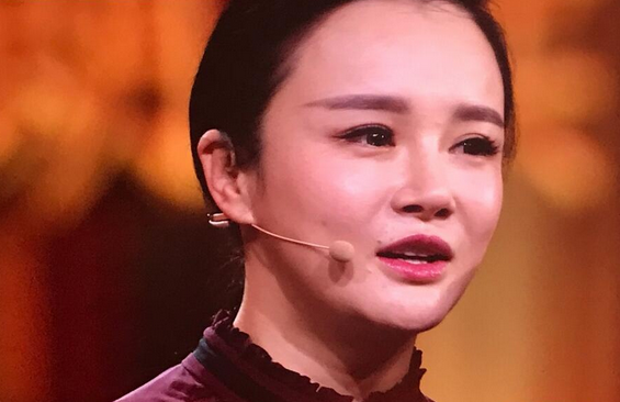 冉莹颖眼含泪花