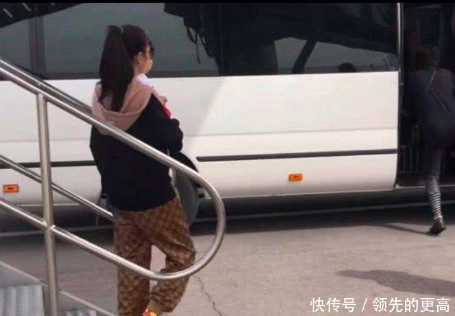 张雨绮生活近照 t012c94f73d4bb99e61.bmp?size=663x460