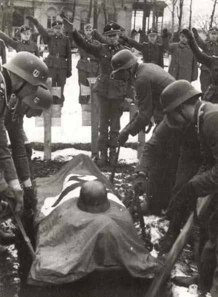 二战德国军官 看完终于明白为啥希特勒不好女