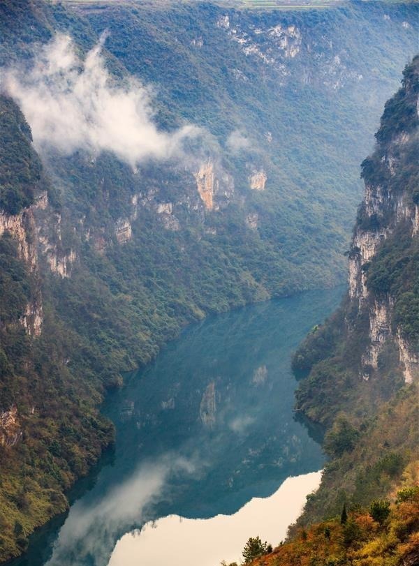 这是3月14日拍摄的鸭池河大峡谷风光。位于贵州省毕节市境内的鸭池河大峡谷坡陡山高，碧绿的鸭池河在峡谷中奔流，呈现出一幅壮丽景观。