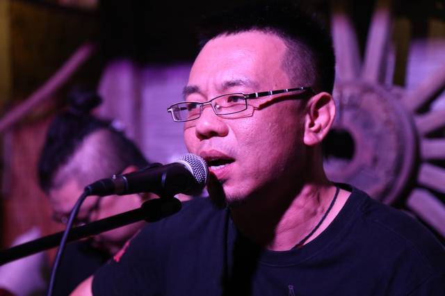 李博在早年间也有着很多原创的作品,本次演出的一开始,他就先给大家