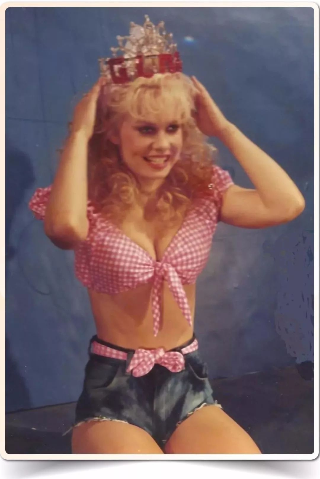 夺得冠军的其中一位名叫Ursula Hayden，设定为“农民的撩人女儿”，相当于《创造101》的杨超越，这种标签让她接地气、亲民，赢得了很多观众缘。