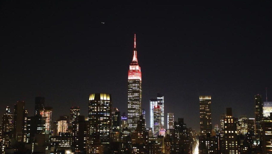 当地时间2月4日晚，美国纽约帝国大厦为庆祝中国春节点亮彩灯。该节庆彩灯将持续点亮至5日夜间。