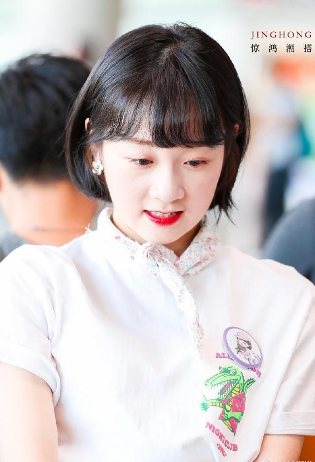 李子璇真会装嫩,23岁还穿小学生的衣服,却被裙