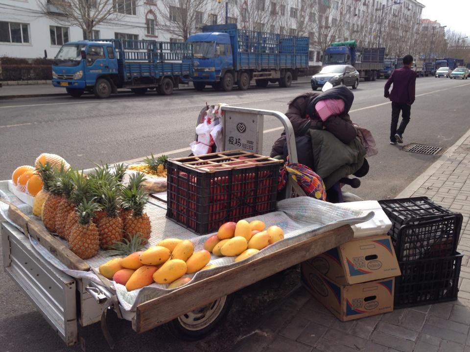 为谁辛苦为谁忙?街头卖水果的商贩,看到这样午睡的姿势你会想啥?