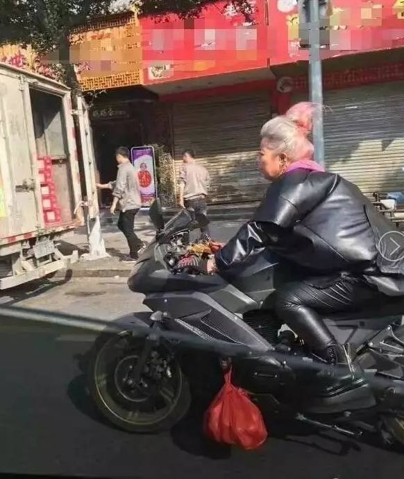 帅呆所有人!"追风奶奶"日子过得比谁都潇洒