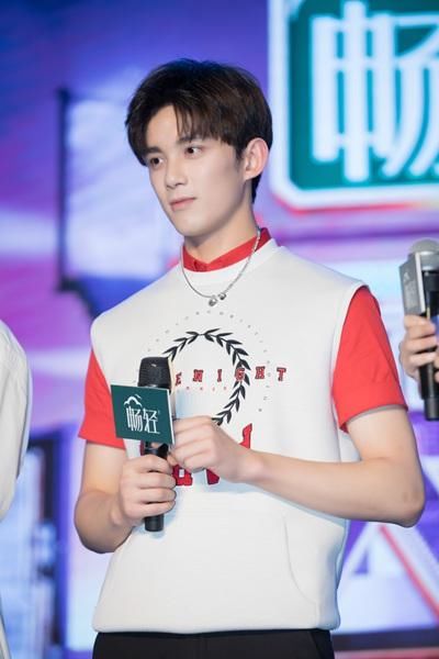 《我是大侦探》发布会 吴磊邓伦现场护粉引尖叫