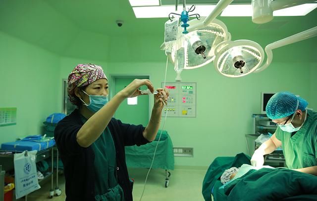 山东泰安市中心医院魏丕红:无影灯下写春秋 醉