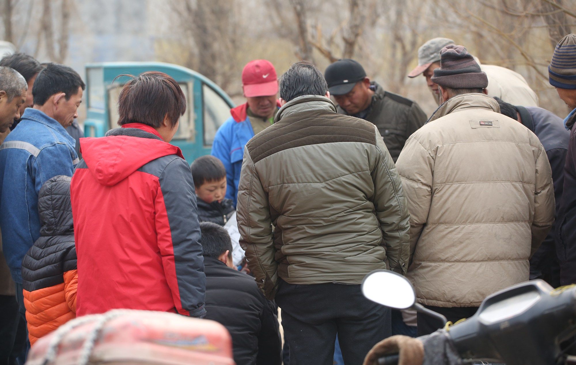 农村大集小伙生意围满了人,全功能工具20元1把,一会儿卖出50把