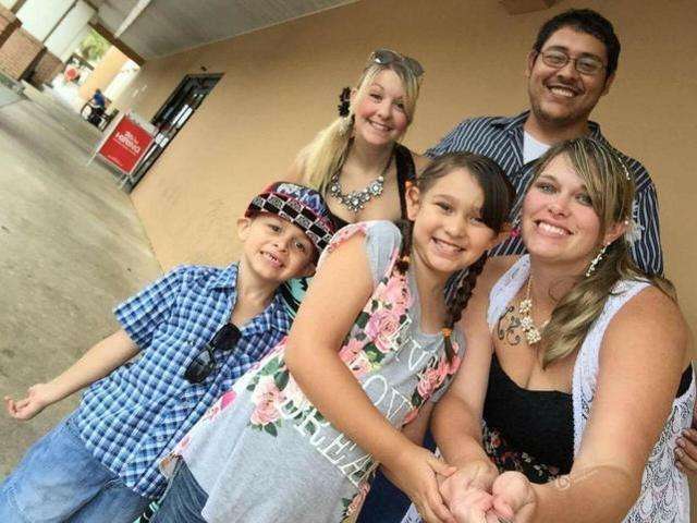 三人同居后,分工明确,弗洛克和妻子艾丽负责赚钱养家,达林负责照顾