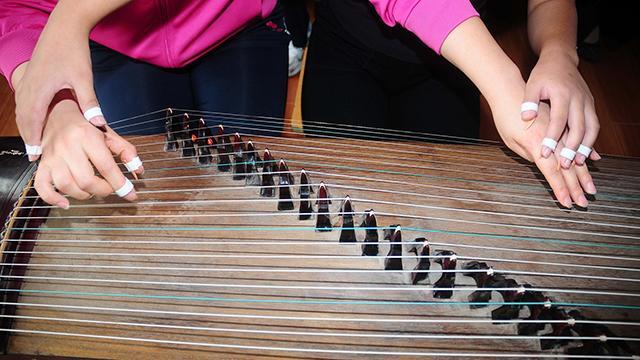 青年古筝演奏家岑佳蔚介绍古筝 青年古筝演奏家岑佳蔚介绍古筝