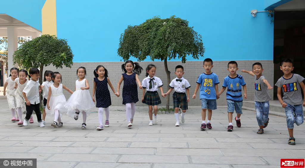9月5日，河北省邯郸市渚河路小学一年级开学第一天的日子，在入学的新生中，有7对双胞胎格外引人注目，其中两对是龙凤胎，可爱的他们非常招人喜爱。对着这群小可爱，估计老师都要看花眼了。