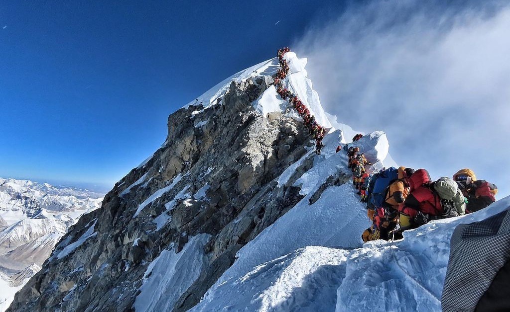 5月24日报道，当地时间5月22日，尼泊尔，珠穆朗玛峰迎来数百名希望爬上珠峰顶部的登山者。由于人数太多，通往山顶的路段出现拥堵及排队现象。英国《卫报》报道称，至少3名登山者当天不幸丧生。尼泊尔当地媒体称，这可能与当天珠峰拥堵排队有关。图为堵在珠峰上的登山者。
