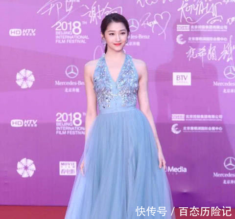 为防止胸口走光,关晓彤把深V礼服缝上才走红毯