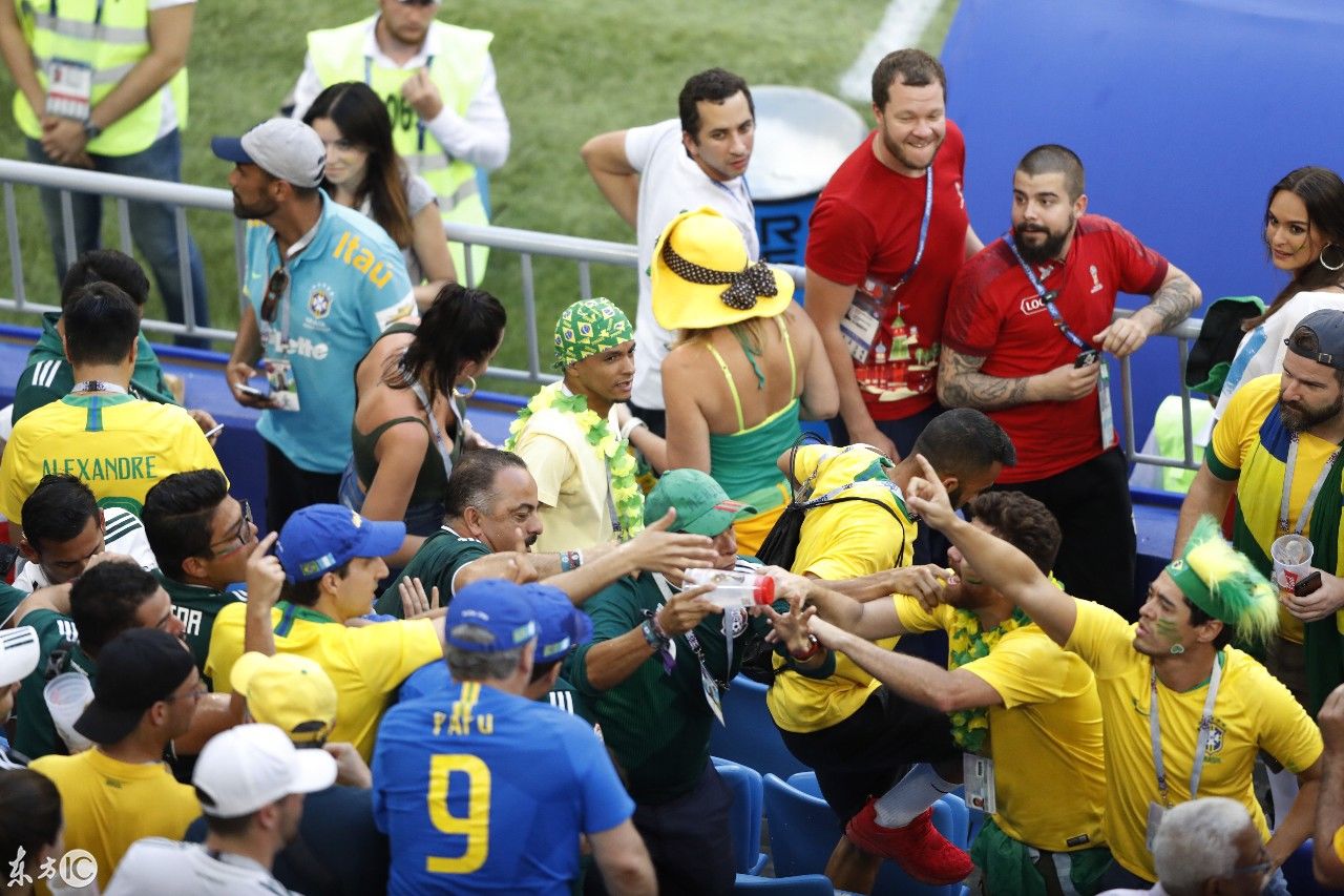 内少被踩引发双方球迷冲突 巴西主帅:墨西哥球