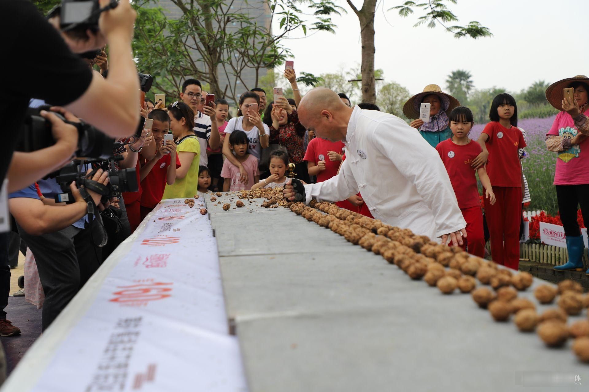 60秒劈碎337個核桃!佛山功夫師傅黎偉軍刷新手劈核桃世界紀錄