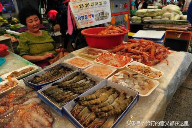 韩国菜市场的大妈这样卖虾,中国游客笑称:看 着