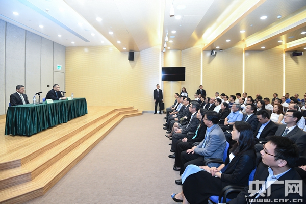 崔世安赞扬运输工务领域团队精神及牺牲精神