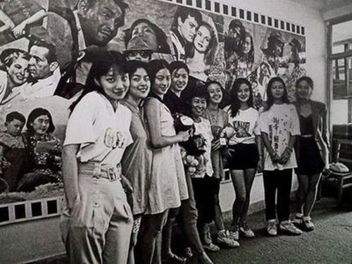 90年代上海穿着时尚的年轻女孩们