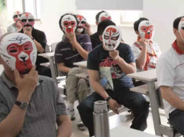 服刑人员矫正之路:写心得体会 看新闻联播