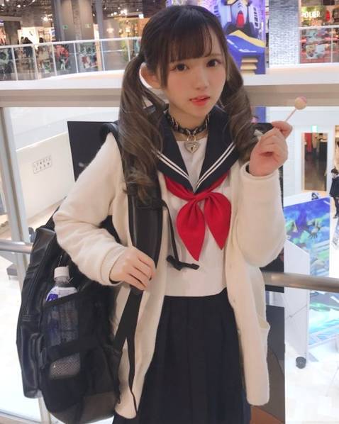 尽管有着让人艳羡的身材，但是这位姑娘却从不轻易显露自己性感的一面。日常的穿衣打扮，更倾向于甜美的日系风格。喜欢到日本旅游的她，最常穿的就是水手服了。