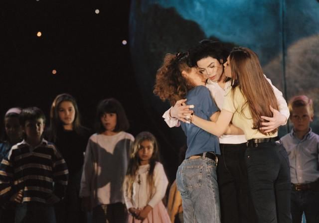 迈克尔杰克逊60万人演唱会死了多少人?