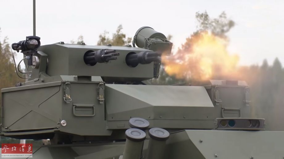 图为新型无人战车使用加特林机枪开火瞬间。