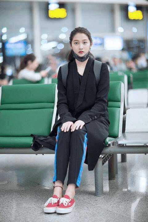 范丞丞一身潮牌身价不菲, 但是细心的粉丝发现