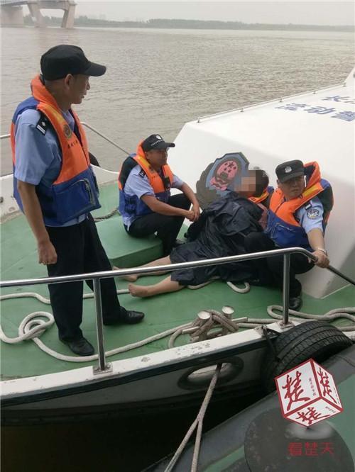 女子跳江后反悔 仰躺长江里漂40公里奇迹生还 女子跳江后反悔 仰躺长江里漂40公里奇迹生还