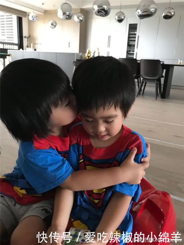 林志颖双胞胎儿子太可爱 会帮哥哥盖被 还会生