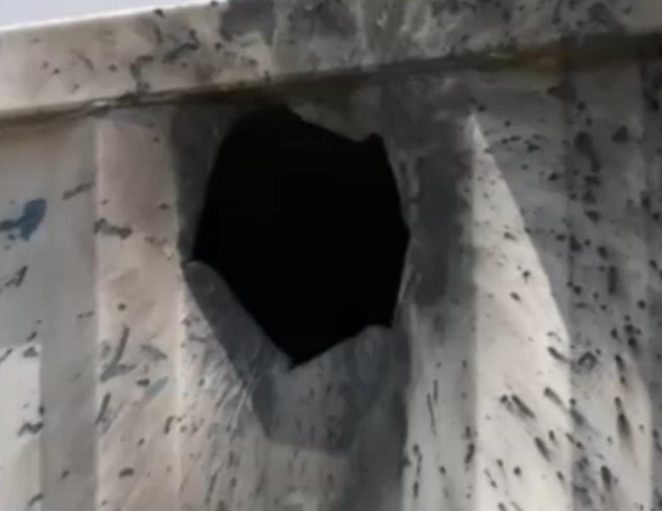 这很有可能是一枚小型的迫击炮弹，恰好从车顶命中了中国步战车的顶部舱口，并在车内爆炸，由于中国维和士兵的个体防护较强，当时只有一人牺牲，6名士兵受伤。