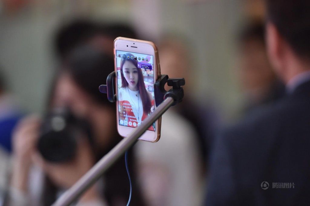 二三线网红:虚幻的明星梦,流逝的打赏金主,终要